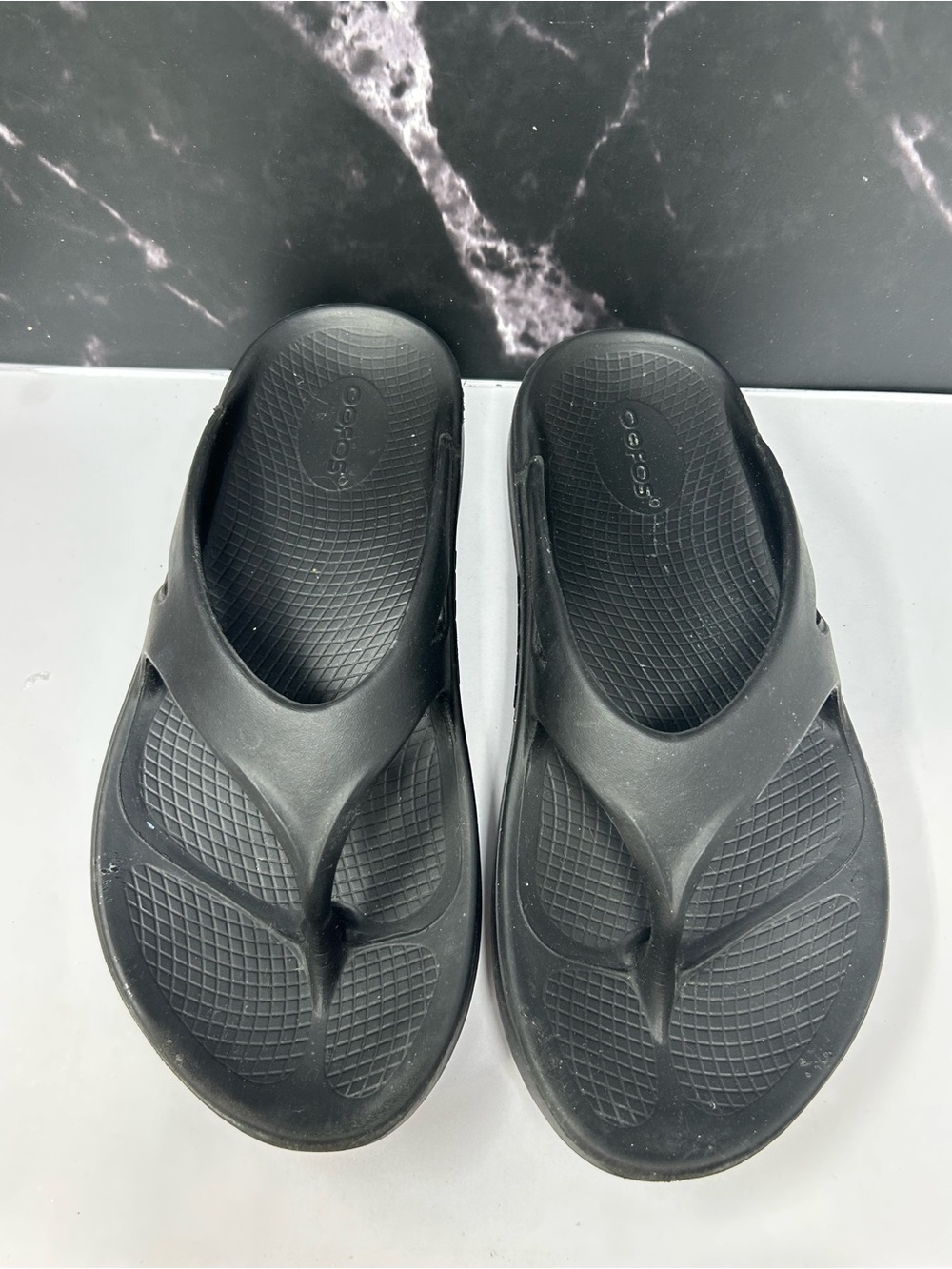 OOFOS Black Recovery Flip Flops size 8 - Picture 2 of 4
